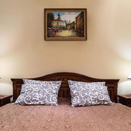 Bed & Breakfast In Downtown Львов Экстерьер фото